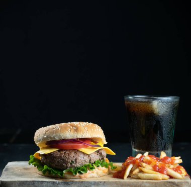 Patates kızartması ve sodayla servis edilen hamburger yemeği. Fast food