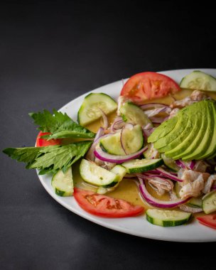 Karides ceviche, karides ceviche, deniz ürünleri marine edilmiş salata.