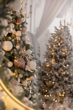 Noel Ağacı Işıklarla süslenmiş Çelengin Arkasında