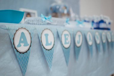 Bir sürü mavi madalyayla Hıristiyan vaftiz kutlaması. Yatay fotoğrafçılık.