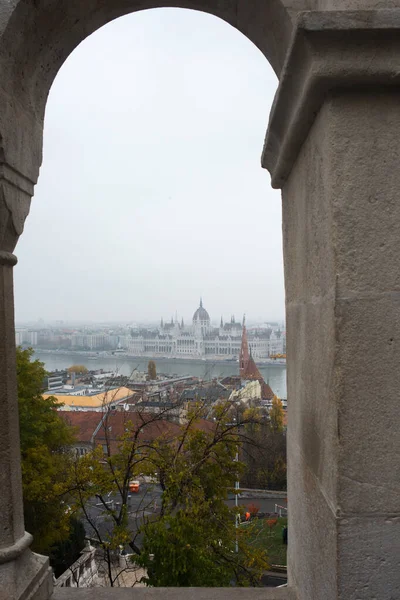 Budapest Med Parlamentet Hus Och Flod Inramad Ett Fönster Från — Stockfoto