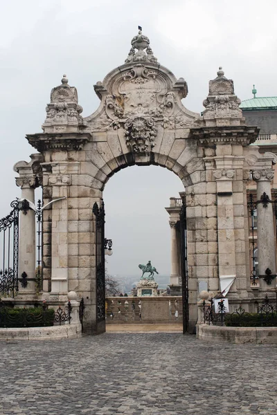 Вход Королевский Дворец Будапеште Пасмурный День — стоковое фото