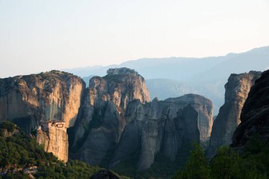 Gün batımına yakın Meteora Dağları ve Manastır manzarası çok etkileyici.