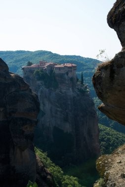 Ortodoks Manastırı Meteora, Yunanistan 'da bir uçurumda güneşli bir günde ve hiç insan yok