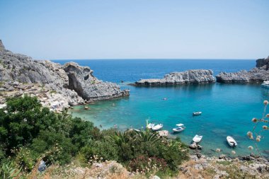 Lindos, Rodos, Yunanistan yakınlarındaki körfezi, teknesi ve doğası olan güzel bir manzara.