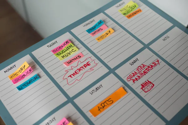 Renkli not kağıtları ve el yazısıyla yazılmış dersler için renkli haftalık zaman çizelgesi. Beyaz arkaplan