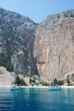 Güzel bir yattan görülen körfez ve sahil. Mavi gökyüzü ve turkuaz su