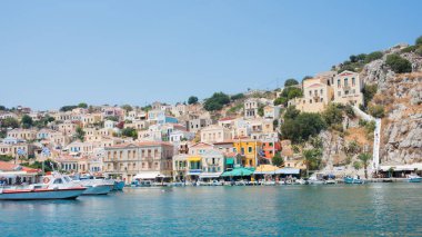 Renkli Symy limanının güzel manzarası, Dodecanese, Yunanistan