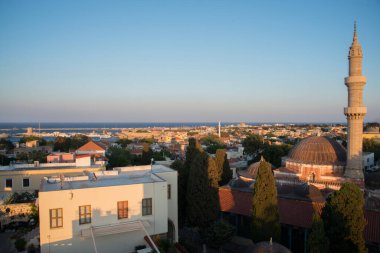 Rhodes 'un eski kasaba ve limanını gün batımından hemen önce görmek ne güzel. Süleyman Cami Asa Kulesi. Dodekanese. Yunanistan.