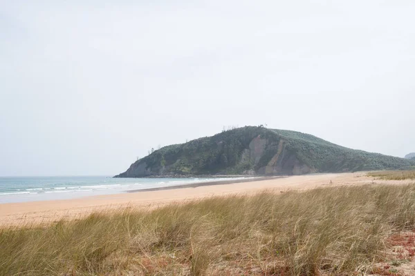 Hermoso Paisaje Con Playa Rodiles Colina Junto Ella Asturias — Foto de Stock