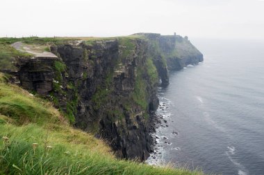 Yağmurlu bir günde Moher 'de güzel uçurumlar. Sakin su. İrlanda, Avrupa
