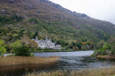 Kylemore Manastırı, İrlanda 'daki Benedictine Tarikatı Rahibelerinin evi. Duchruach Dağı, Lough Pollacappul 'un kuzey kıyısında, Connemara Dağları' nın kalbinde.. 