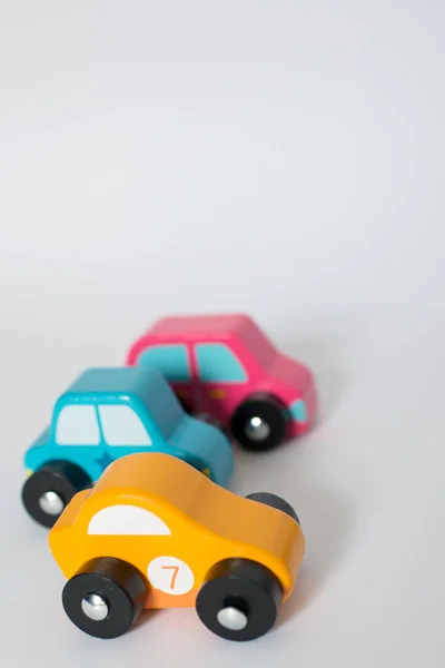 Carros Brinquedo Madeira Com Cores Amarelas Azuis Rosa Com Fundo — Fotografia de Stock