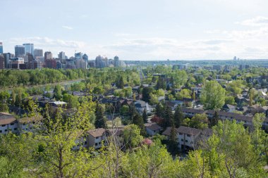 İlkbaharda Calgary 'nin havadan görünüşü. Şehir merkezi, nehir, evler ve ağaçlar. Alberta, Kanada
