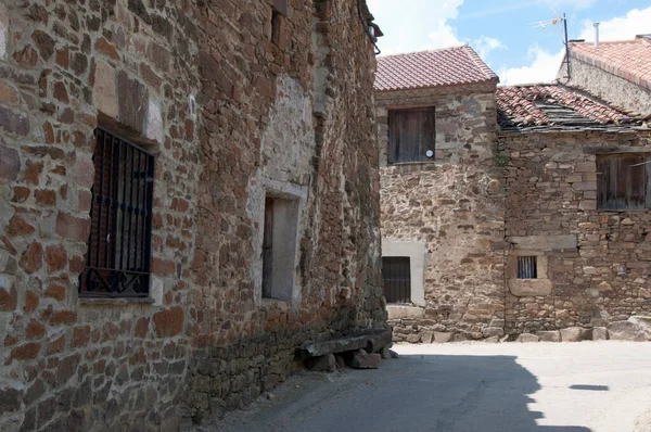 田舎の村の空の通り 伝統的な石造りの家で ソリア カスティリア スペイン — ストック写真