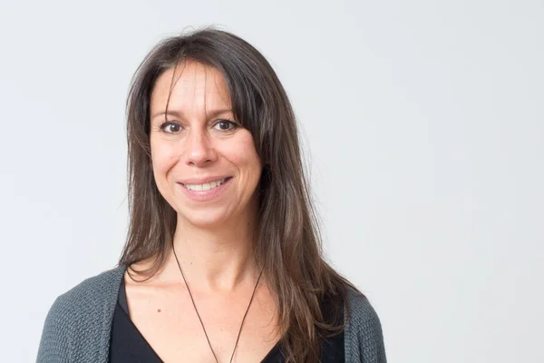 30-40 yaşlarındaki Akdenizli bir kadının resmi. Büyük bir gülümsemesi ve beyaz bir geçmişi var.