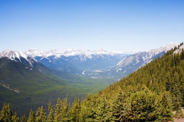 Rocky Dağları 'nın ve nehrin güzel hava manzarası. Vadideki Banff City. Alberta, Kanada.