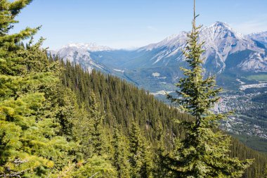 Güneşli bir günde Rocky Dağları ve Banff 'ın güzel hava manzarası. Alberta.