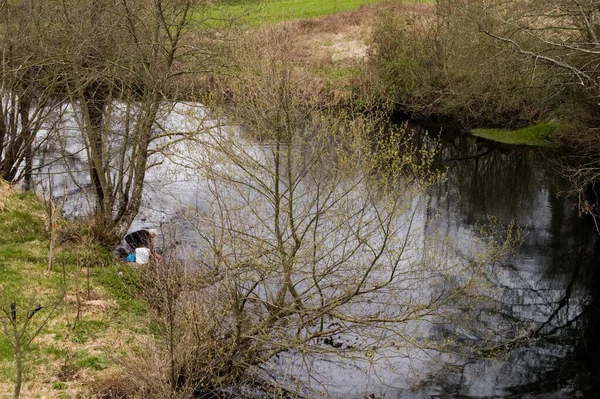 Krásná Řeka Umění Venkovské Oblasti Galicii Starší Žena Praní Nějaké — Stock fotografie