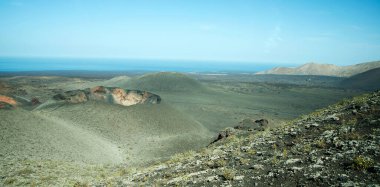 Timanfaya Vulcan 'ının ve etrafındaki manzaranın güzel hava manzarası. Lanzarote, Kanarya Adaları, İspanya.