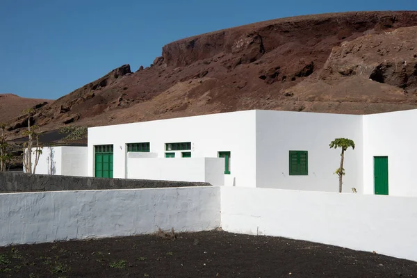 Traditioneel Wit Huis Lanzarote Vulkanisch Land Groene Deur Ramen Canarische — Stockfoto