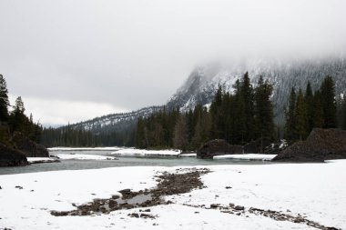 Banff Ulusal Parkı, Alberta, Kanada 'da karlı dağlar ve nehirli kış manzarası. Amerika