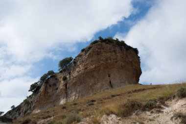Güneşli bir günde San Pantaleon de Losa 'nın güzel manzarası. Merindades, Burgos, İspanya, Avrupa
