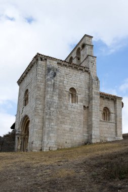 San Pantaleon de Losa kilisesinin ana girişi, aşağıdan görülüyor. Burgos, Merindades, İspanya, Avrupa 