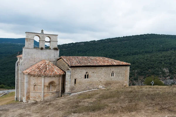 판탈롱데 로사에 교회의 아름다운 보이는 언덕들 부르고스 스페인 — 스톡 사진