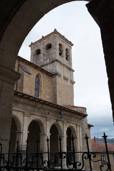 아래에서 타워와 모습을 바라본다 Santa Cruz Medina Pomar Burgos Merindades — 스톡 사진