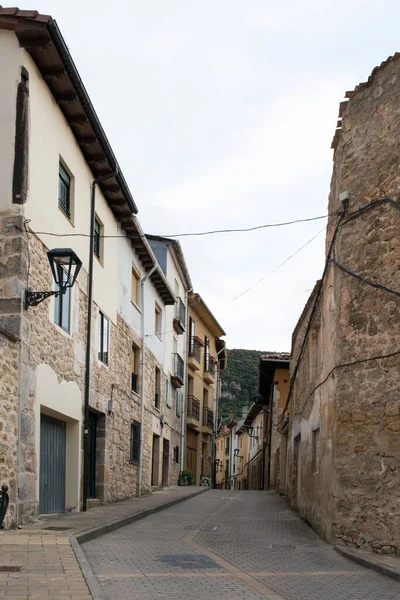 Bela Rua Tradicional Vazia Com Paredes Pedra Merindades Burgos Espanha — Fotografia de Stock