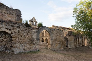 Günbatımında Santa Maria de Rioseco antik manastırının güzel kalıntıları. Burgos, Merindades, İspanya, Avrupa