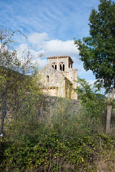 スペインの田園地帯にある古い教会の塔と自然 ブルゴス メリンダデス スペイン ヨーロッパ — ストック写真