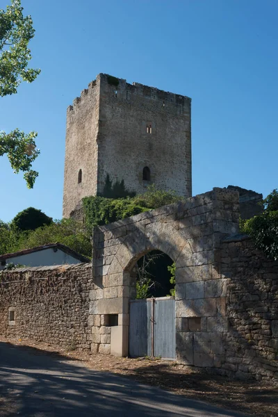 Antiker Steinturm Und Gebäude Eingang Und Wände Blauer Himmel Keine — Stockfoto