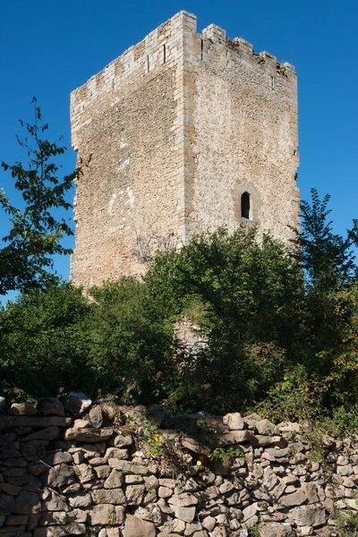 Antiker Steinturm Mit Kleinem Fenster Blauer Himmel Keine Menschen Bäume — Stockfoto