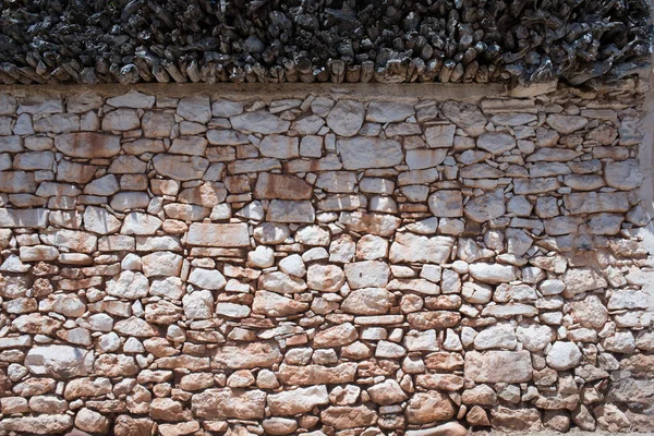 Antike Traditionelle Mauer Aus Stein Mit Holzstäben Darauf Textur Hintergrund — Stockfoto