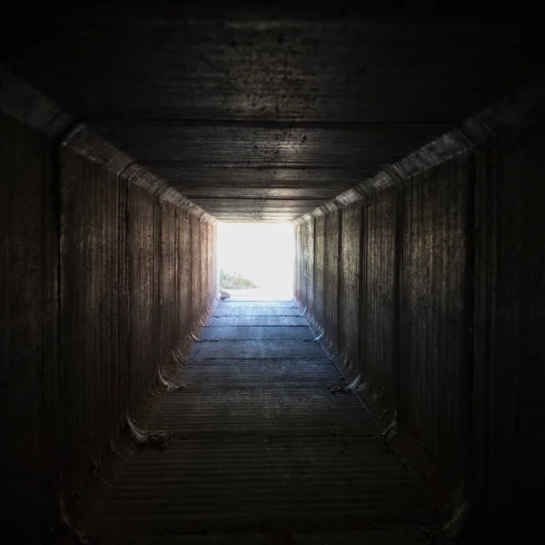 Tünelin sonundaki ışık. Umut kavramı, bir sorunu çözebilirsin.. 