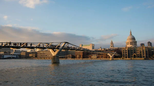 Orilla Del Río Londres Con Muchas Personas Cruzando Puente Moderno — Foto de Stock