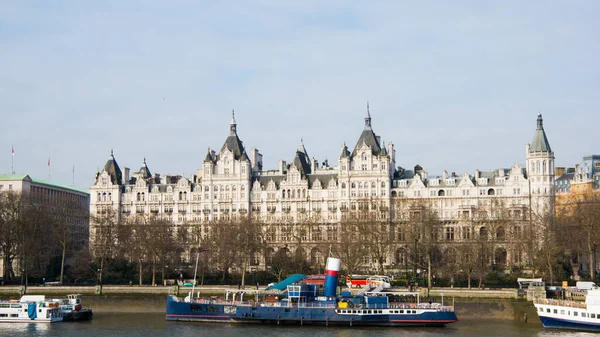 Whitehall Court Visto Desde South Bank London Cielo Azul Algunos — Foto de Stock