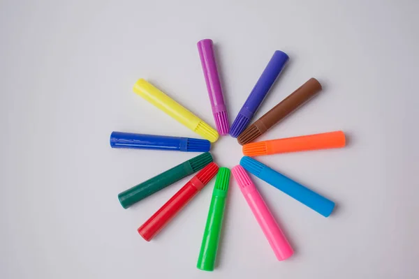 Beyaz arkaplanda renkli kalemler var. Yıldız şekilli tasarım