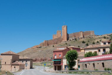 Yoldan Molina de Aragon 'un kalesi ve kalesi görünüyor. İspanya, Avrupa