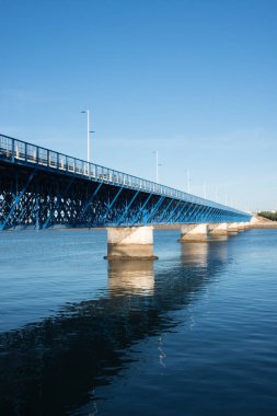Portimao 'daki Arade nehri üzerindeki güzel mavi köprü. Günbatımı, insan yok, Portekiz. Avrupa