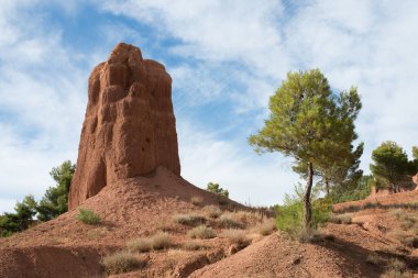 Park Las Arcillas 'ta güzel bir manzara, Clay Park, Teruel City' i çevreleyen. İnsan yok, güneşli bir gün. Aragon, İspanya, Avrupa