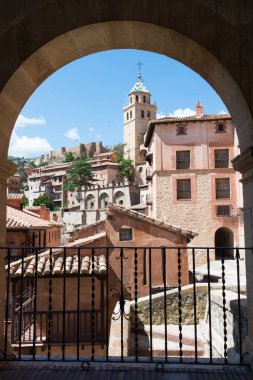 Bir kemer tarafından çerçevelenmiş Albarracin 'in resimli görüntüsü. Teruel, Aragon, İspanya, Avrupa