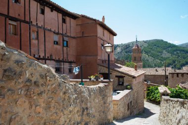 Albarracin 'deki güzel geleneksel binalar, dağlarla çevrili. Güneşli bir gün, kimse yok. Teruel, Aragon, İspanya, Avrupa