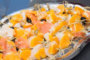 Lezzetli ve sağlıklı İspanyol salatası, balıklı ve meyveli. İspanya, Avrupa