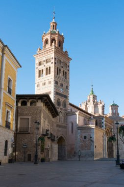 Güzel mudejar kulesi. İnsan yok, güneşli bir gün. Teruel, İspanya Meydanı. Avrupa