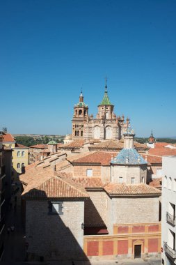 Müze terasından Teruel katedralinin güzel hava manzarası. Teruel, Aragon, İspanya, Avrupa