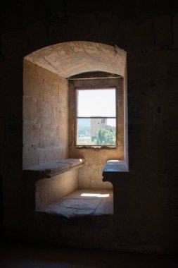 Kışın dinlenmek için güzel bir yer. Pencereden gelen doğal ışık sayesinde. Mora de Rubielos, Aragon, İspanya, Avrupa