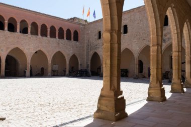 Köşeden hiç kimsenin alınmadığı kale meydanı manzarası. Mora de Rubielos, Teruel, Aragon, İspanya, Avrupa